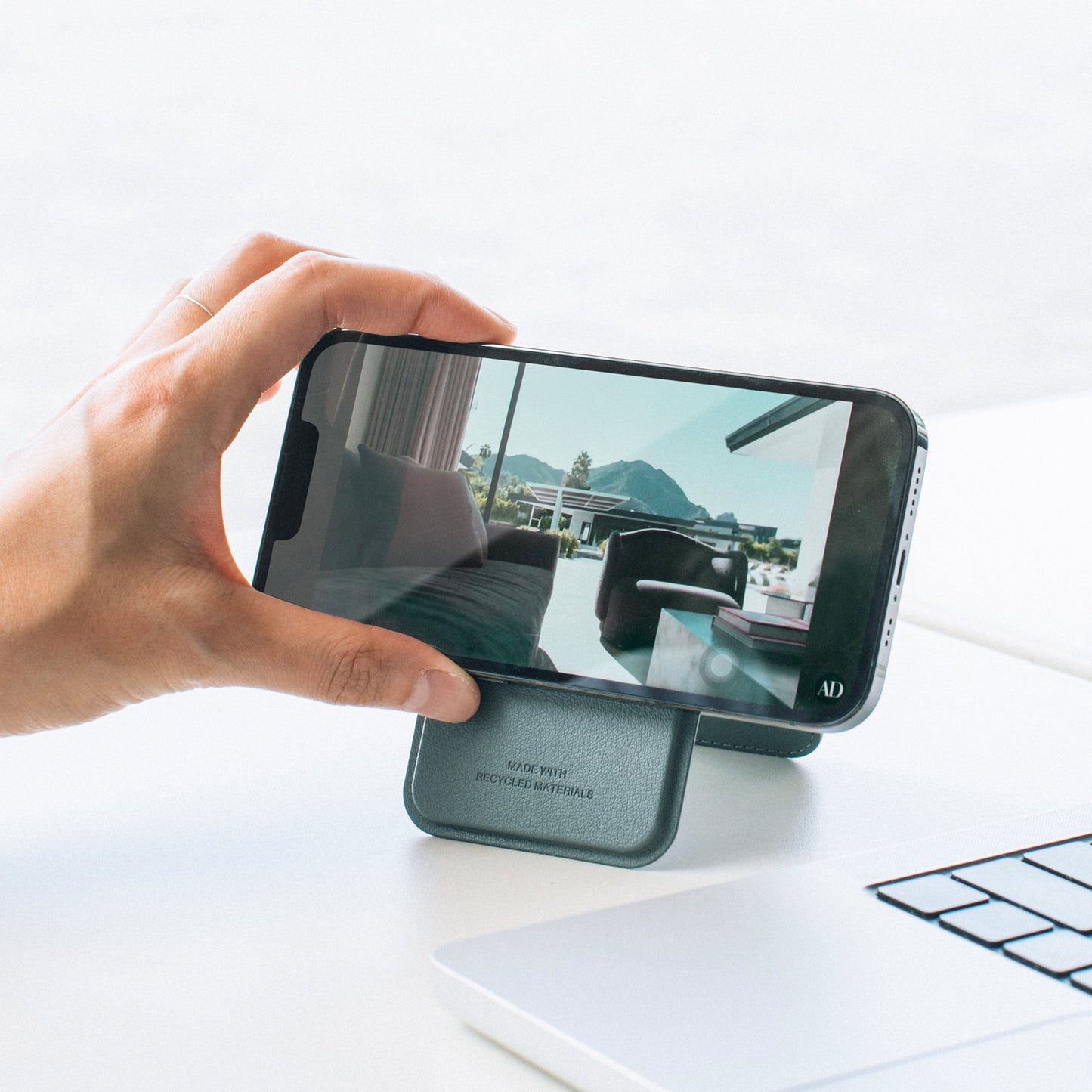 Active Magnetic Wallet Phone Stand
