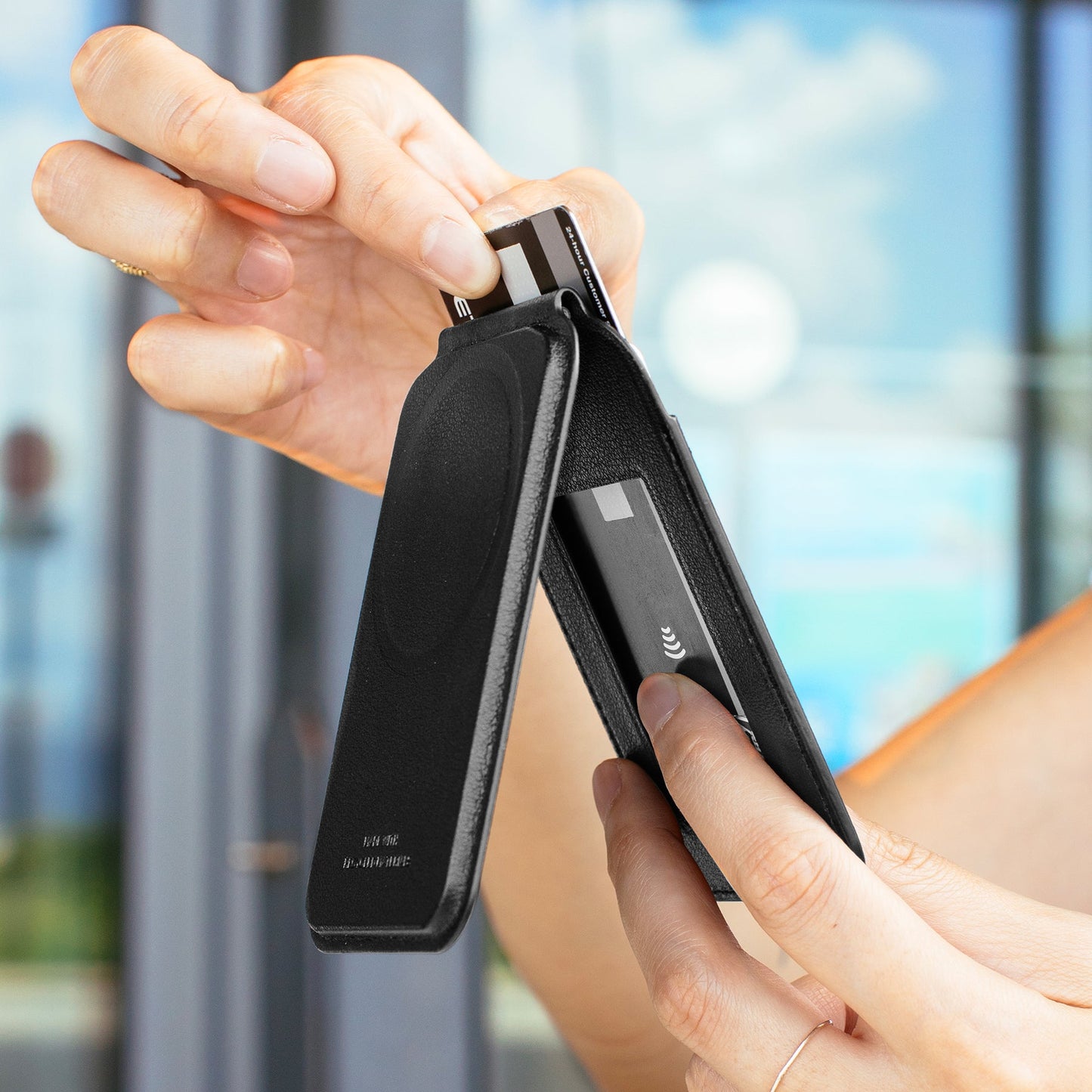 Active Magnetic Wallet Phone Stand