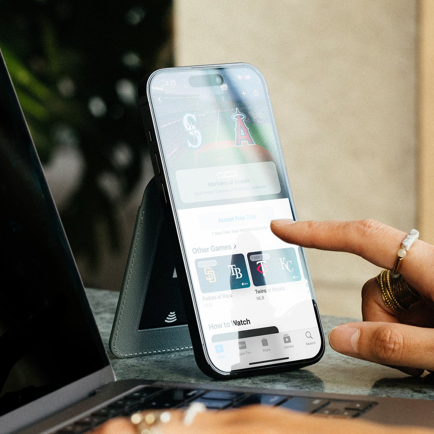 Active Magnetic Wallet Phone Stand